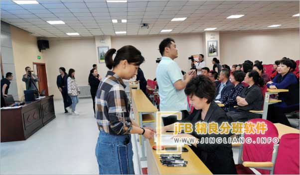 jFB精良分班软件阳光分班现场：
教育部明确指示，义务教育不得分设重点班、快慢班、实验班等区别对待学生班级的制度，应实行学生随机均衡编班，并合理分配师资力量。此外，通过教师均衡配置、学生随机编班、分班过程公开透明的“阳光分班”改革，旨在促进义务教育的公平性和均衡发展。